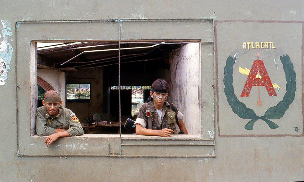 20220615-2_Soldados del Batallon Atlacatl en un puesto de mando durante un operativo militar en Perquín, Morazán 1987_ Foto_Luis Galdámez
